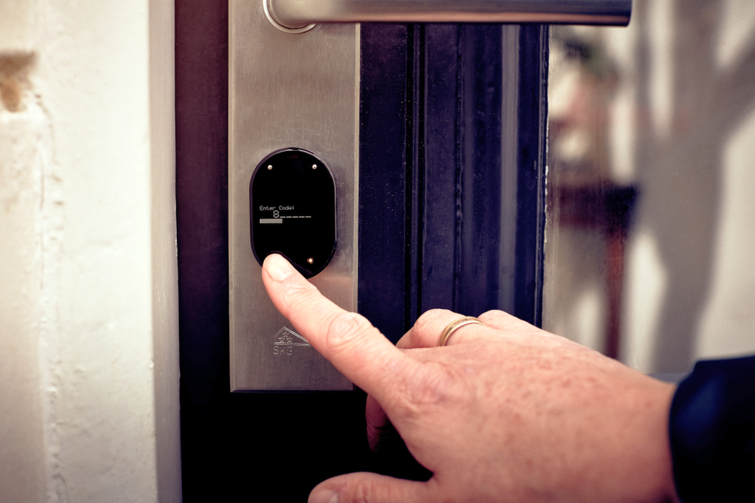 Shelly – LOQED Touch Smart Lock Stainless Steal Smartes Türschloss – Produktansicht 5