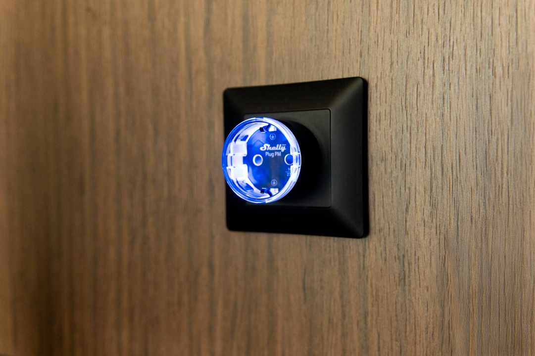 Shelly – Plug & Play Plug PM Gen3 Black – Smarter Energiezähler – Messfunktion – WLAN – BT – schwarz – Produktansicht 8
