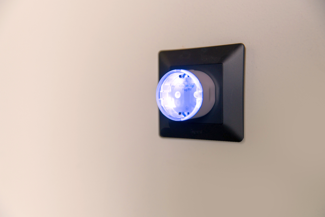 Shelly – Plug & Play Plug PM Gen3 Black – Smarter Energiezähler – Messfunktion – WLAN – BT – schwarz – Produktansicht 7
