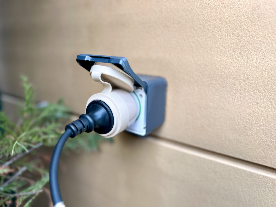 Shelly – Plug & Play Outdoor Plug S Gen3 – Zwischenstecker für draußen – 12A – Messfunktion – WLAN – Matter – BT