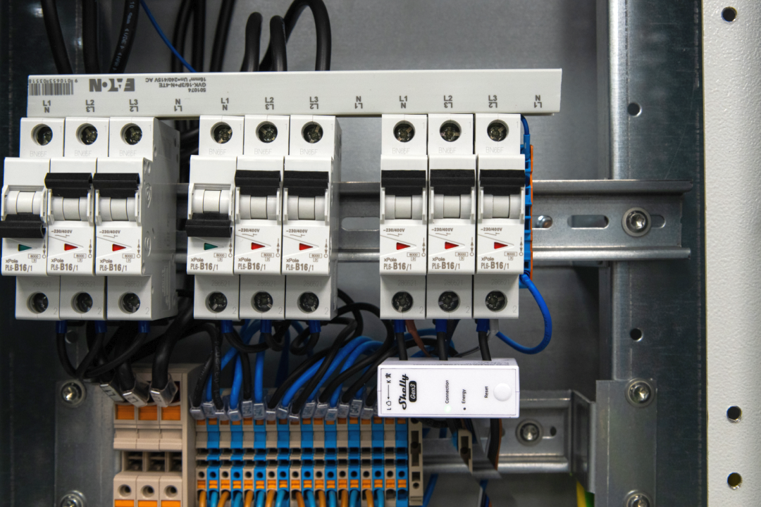 Shelly 3EM-63W Gen3 – Stromzähler – Produktansicht 3