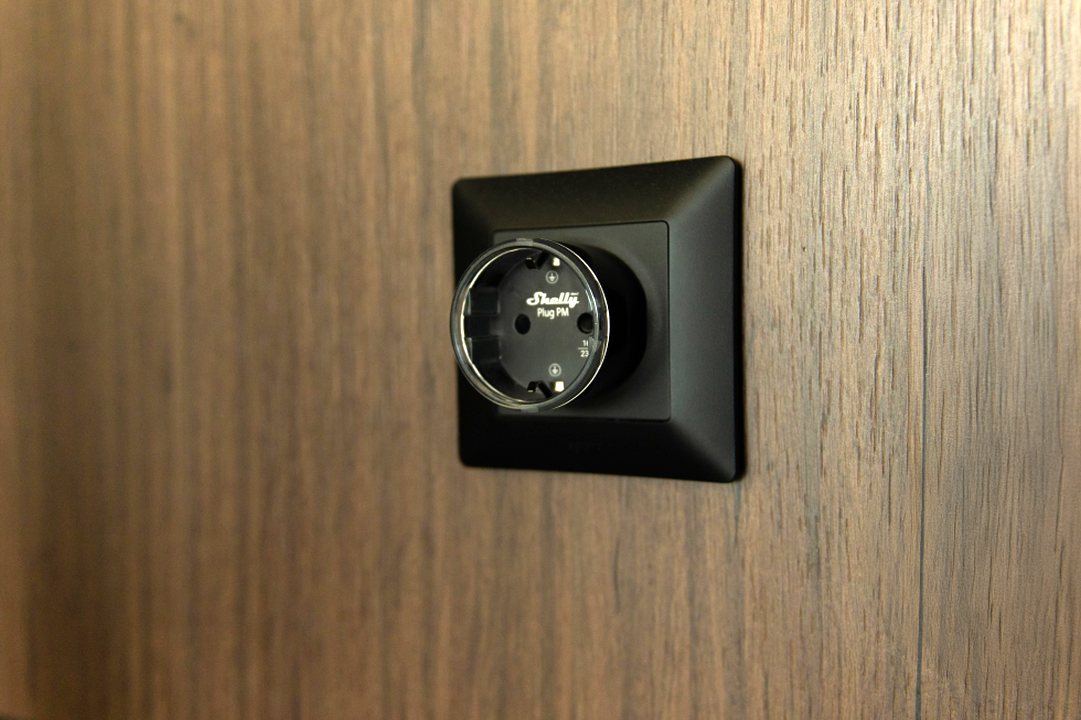 Shelly – Plug & Play Plug PM Gen3 Black – Smarter Energiezähler – Messfunktion – WLAN – BT – schwarz – Produktansicht 6