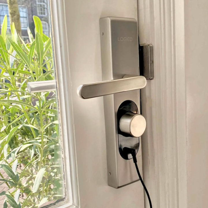 Shelly – LOQED Power Kit – Erweiterung für Smartes Türschloss – 8x Akkus enthalten – Produktansicht 6